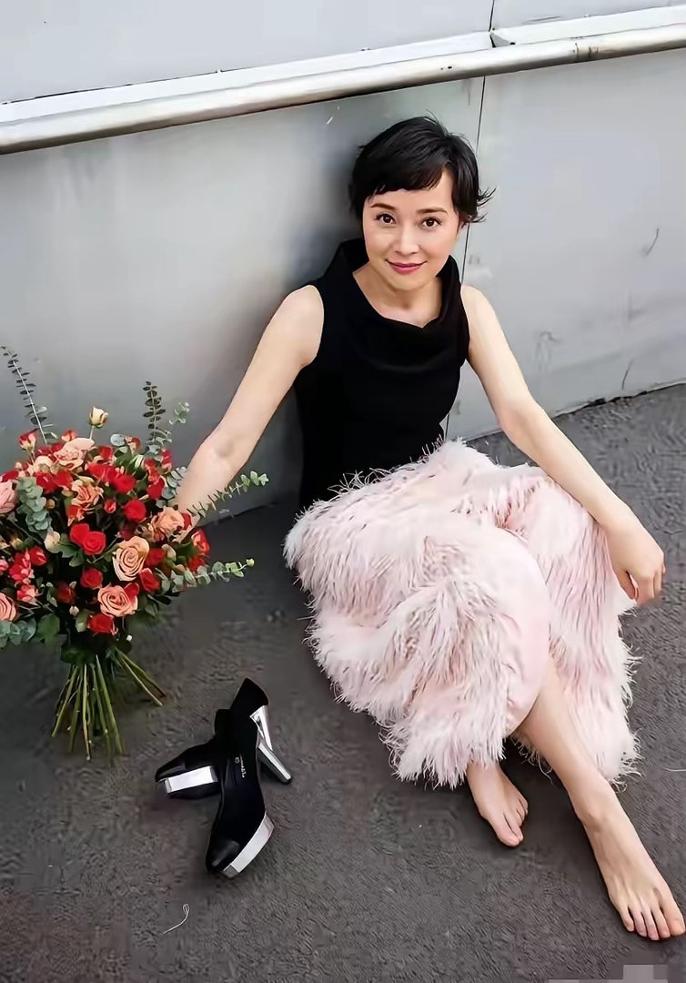 全网都在夸吴越的脚丫子很漂亮。我也觉得吴越的脚很美丽很秀气的。十个脚指头很纤细，