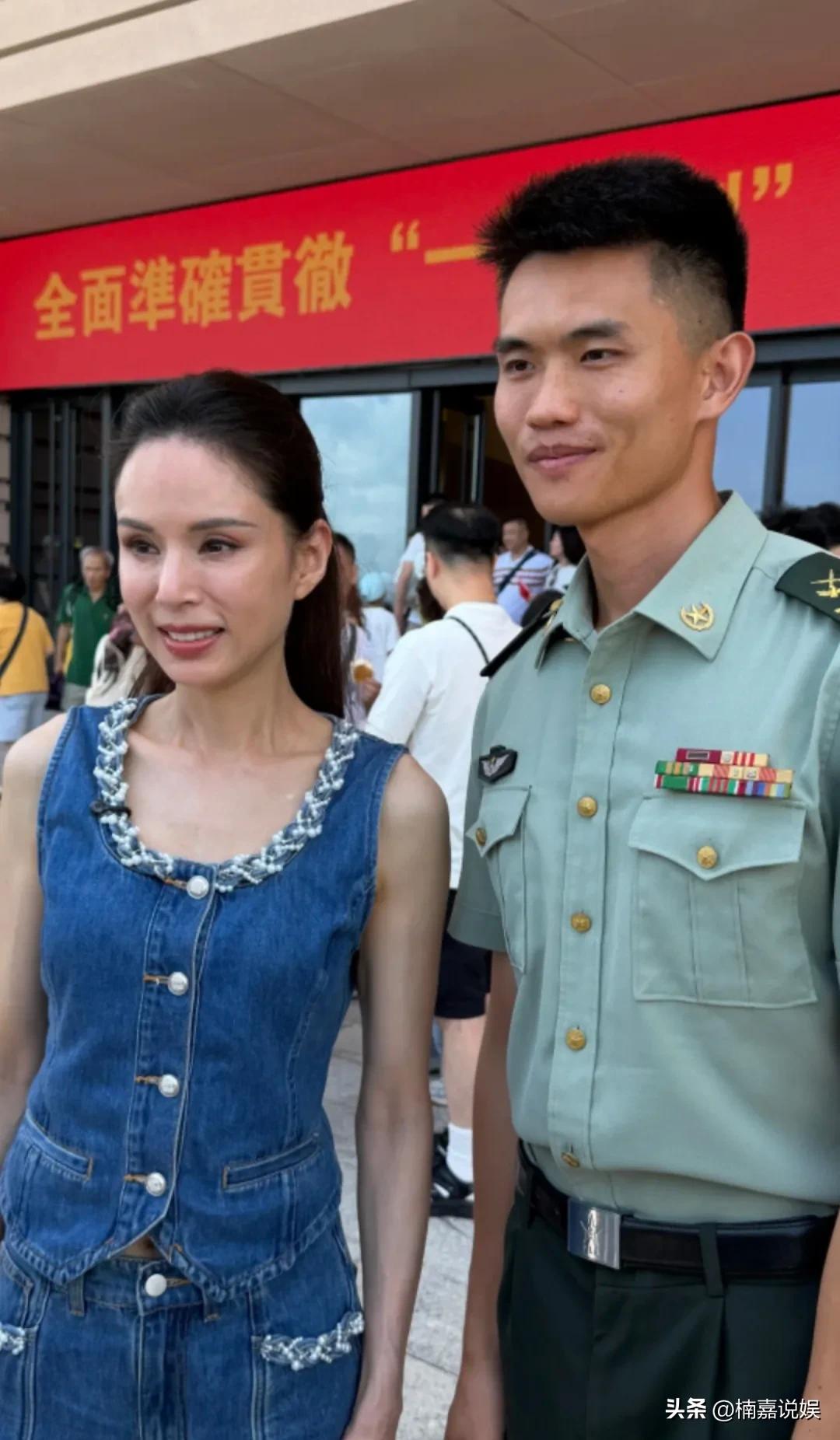 李若彤现身香港驻港部队开放日，生图很真实，真没有网友口中说的那么年轻、有少女感。