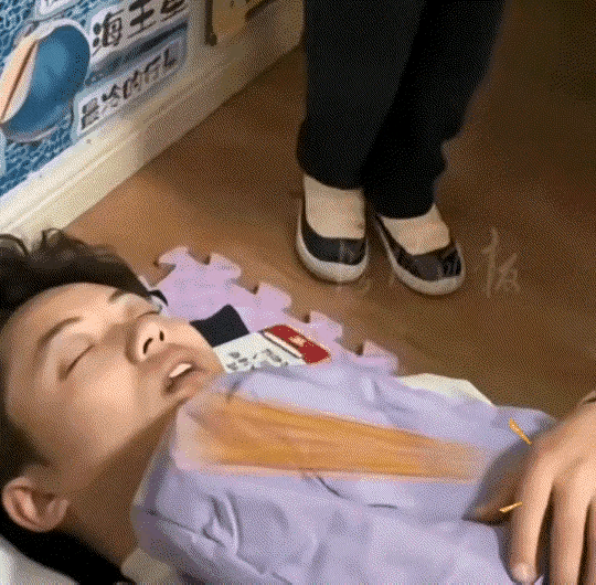 谁懂啊！陕西西安幼儿园这一幕，直接笑翻全网，又被狠狠治愈到！小陈老师中午忙到太晚