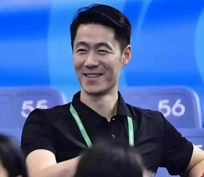 王励勤这人，从不刻意显摆自己。说白了，就是不把重心放在扶孙颖莎上，反倒一门心思死