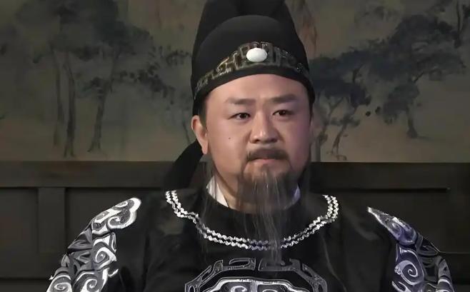 一个是"元芳你怎么看"的大唐神探，一个是额头月牙的开封青天。影视剧里，狄仁杰和包