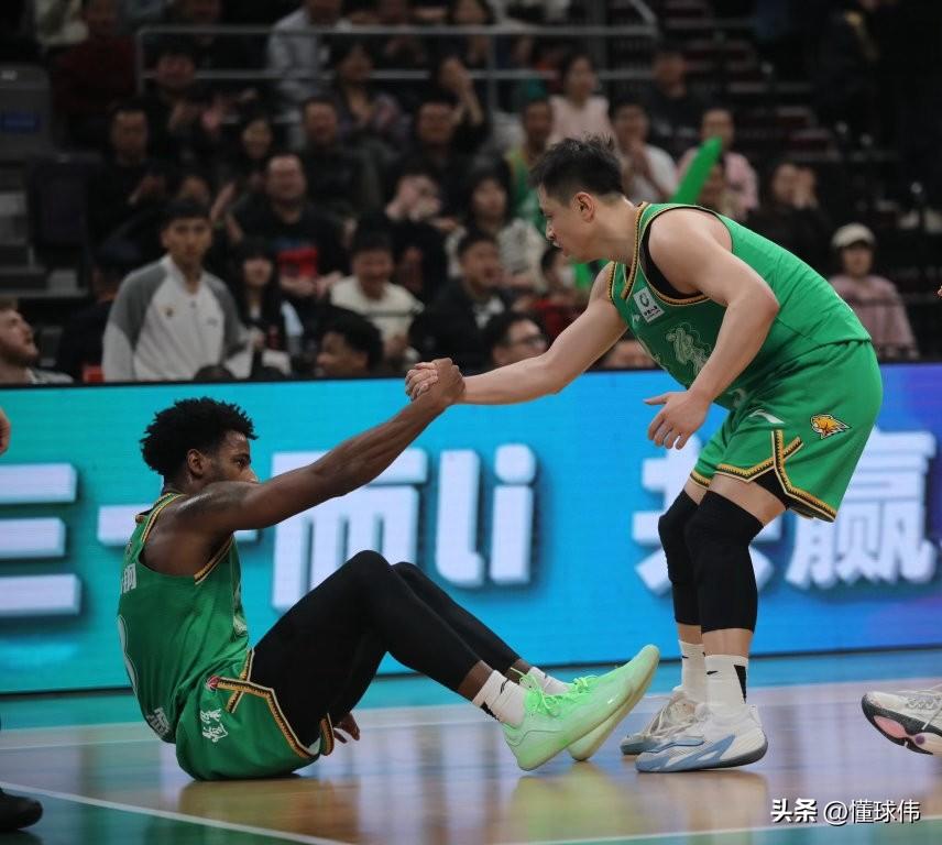 得到队友的绝对认可！布罗金顿谈赵继伟：

“我喜欢跟赵继伟一起打球。”

“他是