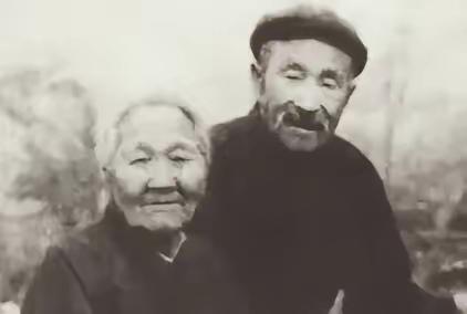 1956年3月，山东临沂沂南县公安接到举报：有个卖烧酒和狗肉的老汉，经常在山里转