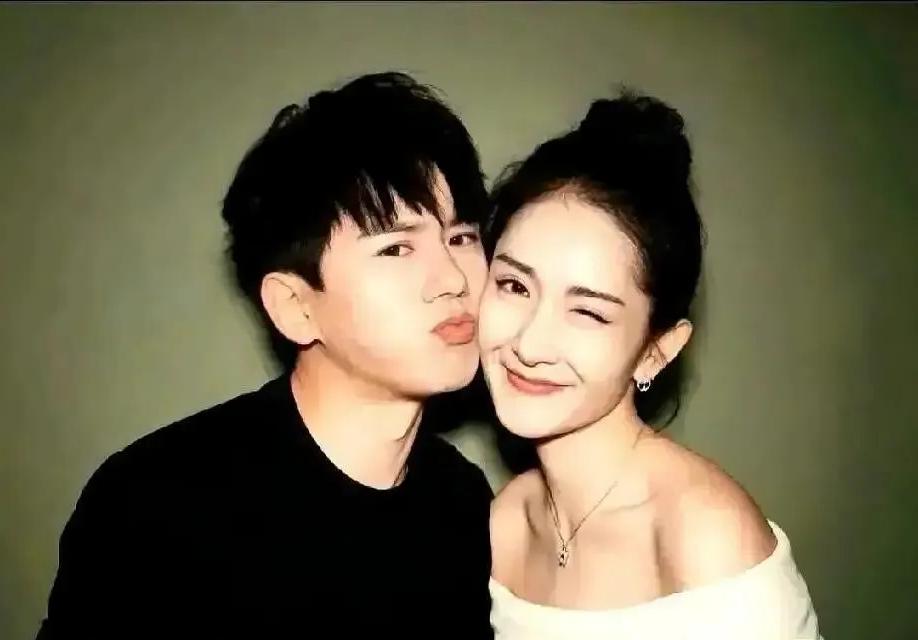 谢娜冲上舞台那第七秒，前排灯牌唰地全灭了——这可不是啥电路故障，纯纯是粉丝用沉默