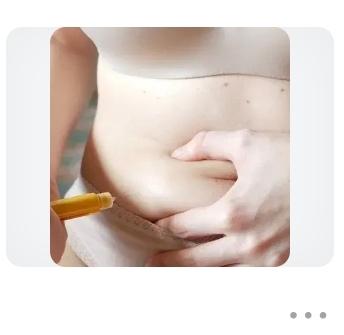 注射胰岛素最好别站着打，站着打往往肌肉紧张，会有疼痛感，如果坐在床边上或椅子上，