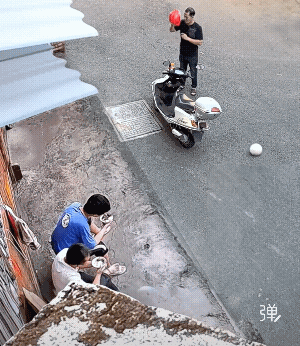 为什么脚上穿的是黑色鞋，掉下来是蓝色鞋![捂脸]