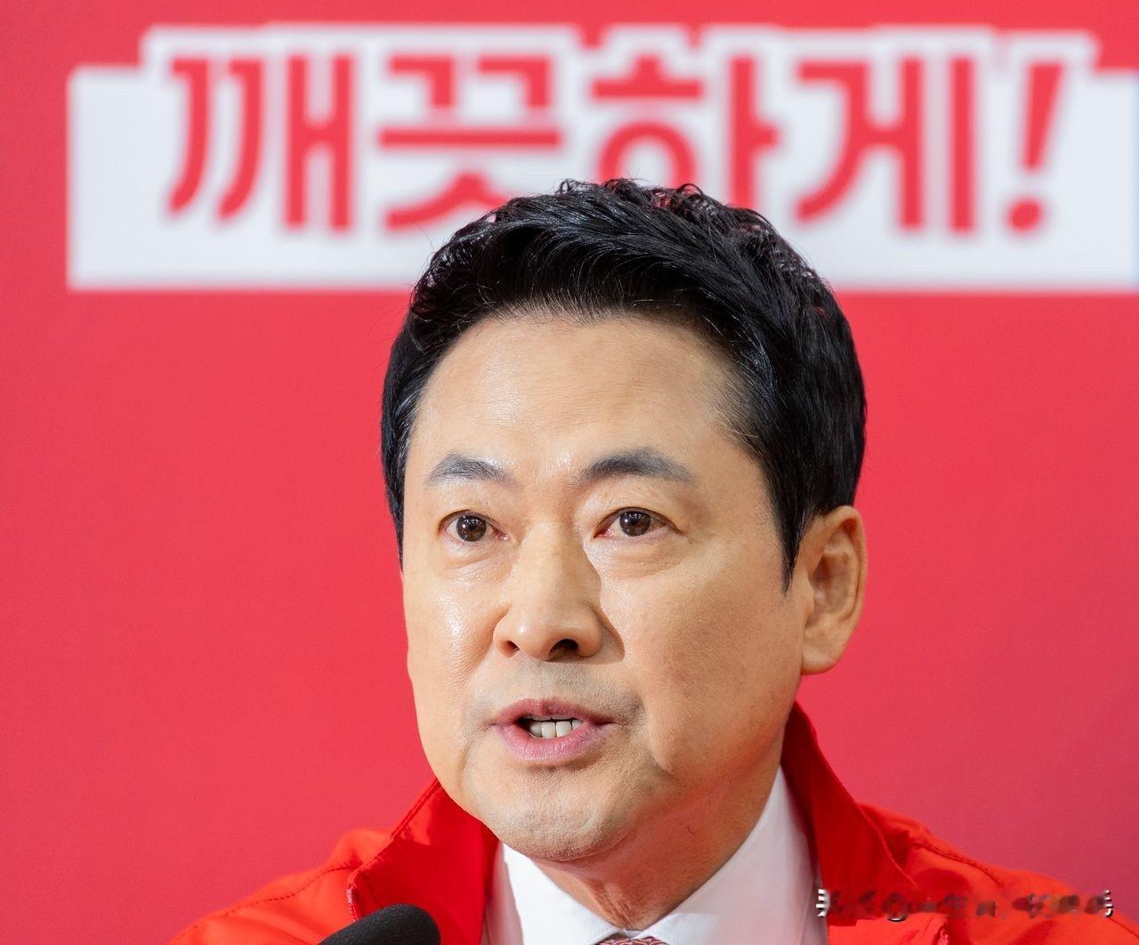 16日，韩国国民力量党党首张东赫公开表态，总统府因金容范“国民分红”言论向彭博社