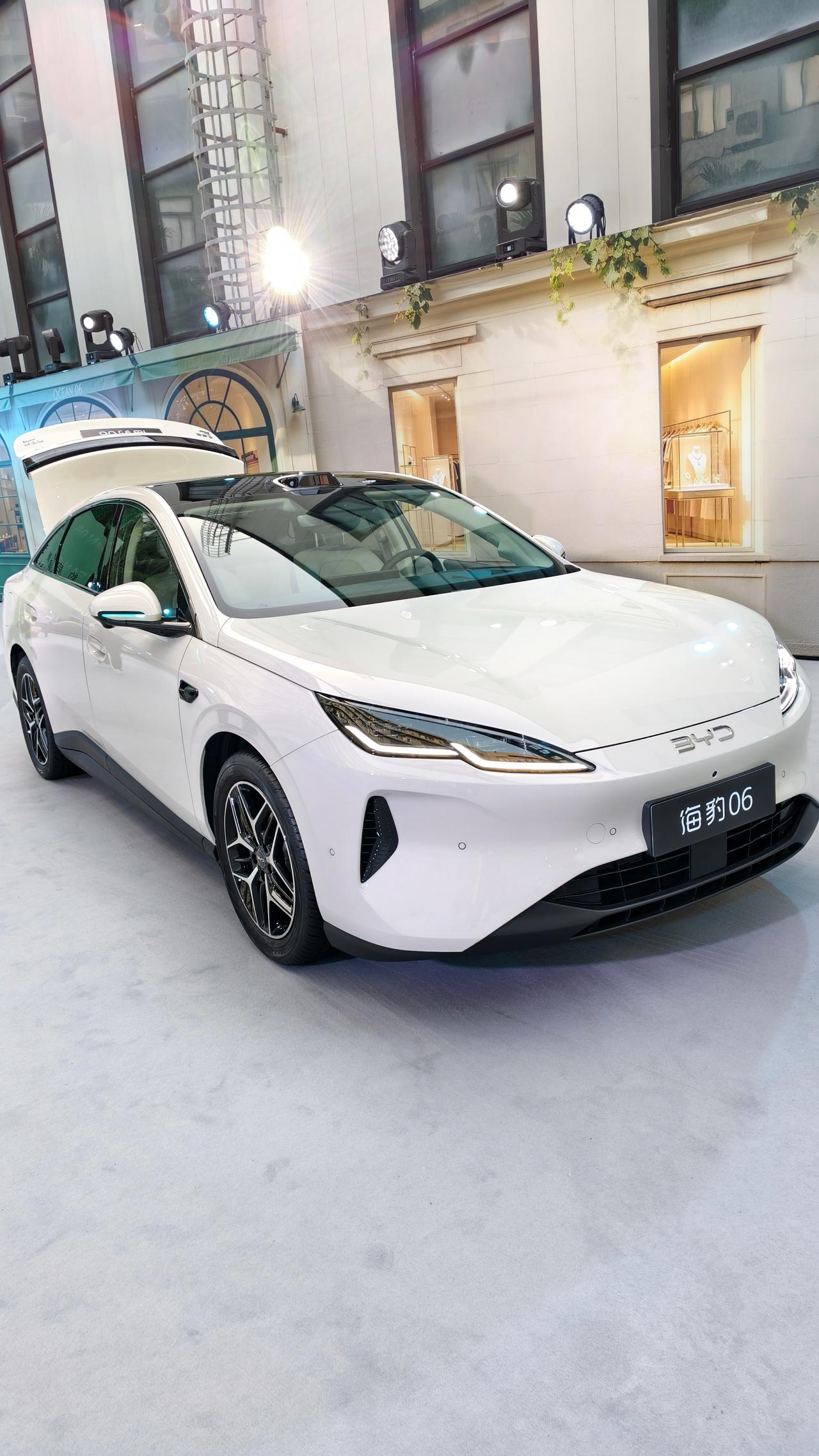 【2027 款海豹 06 正式上市，9.99万元起！】
价格直接杀穿 B 级家轿