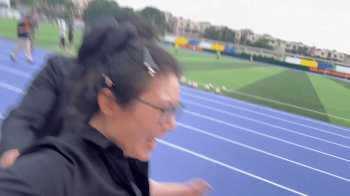 . 徐冬冬跑步摔了 摔倒不怕啦😘尹子维秒上线暖心陪护，稳稳扶起冬冬