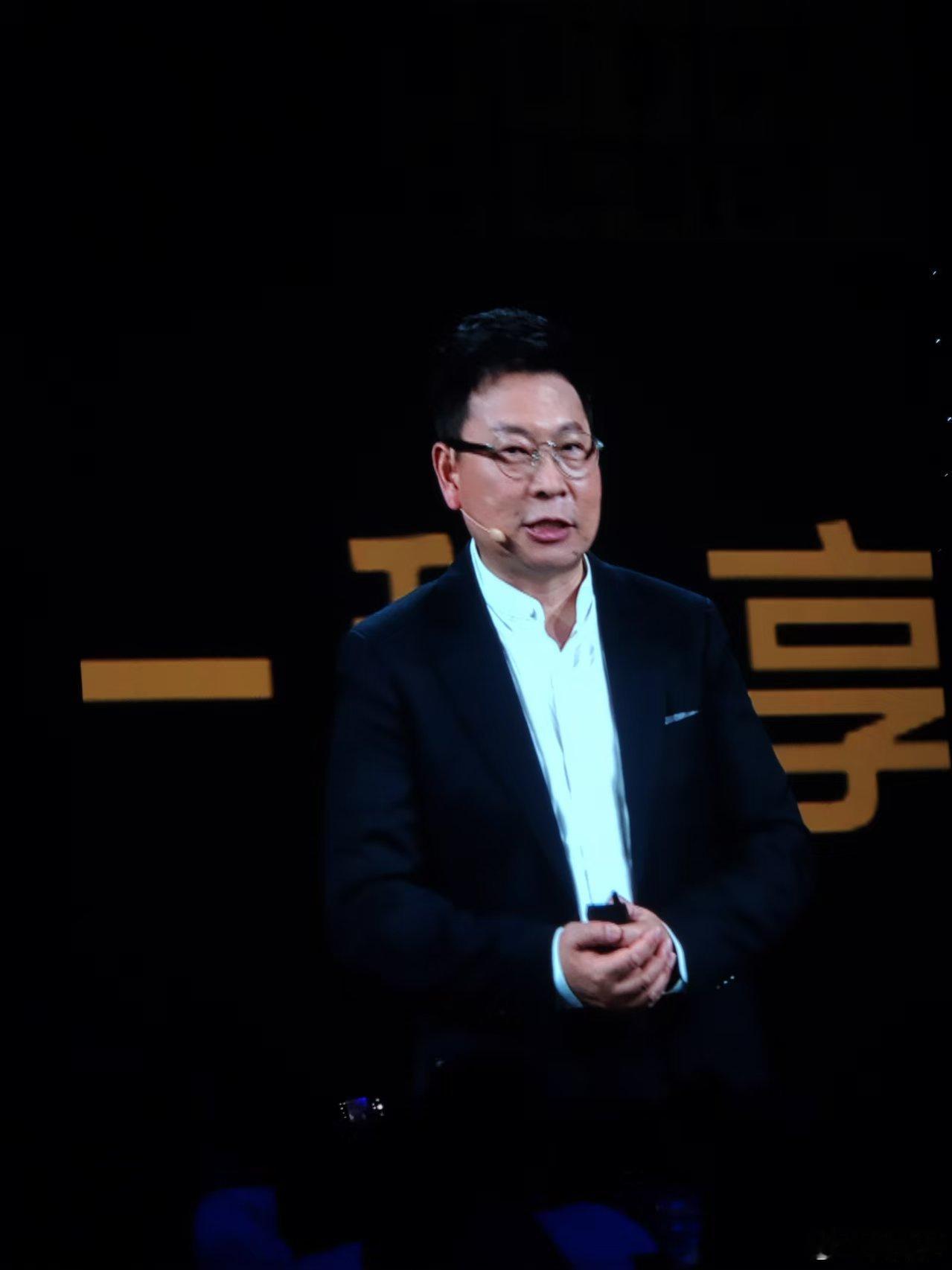 余总今天聊开了大“我第一次进局子，就是开车看手机（被网友发现，拍照发到网上），自