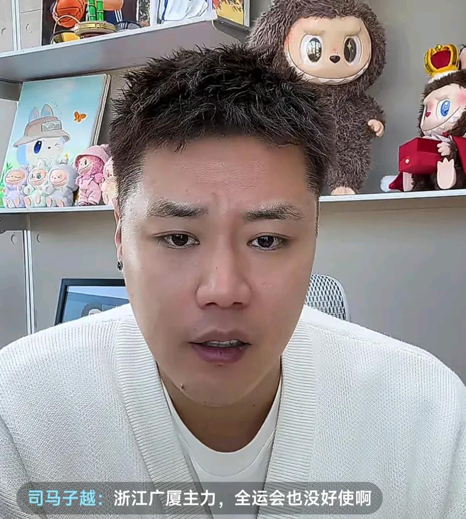 前国手贺天举透露，中国男篮的战绩跟他的预想完全不一样。
他在直播间表示，赛前在这