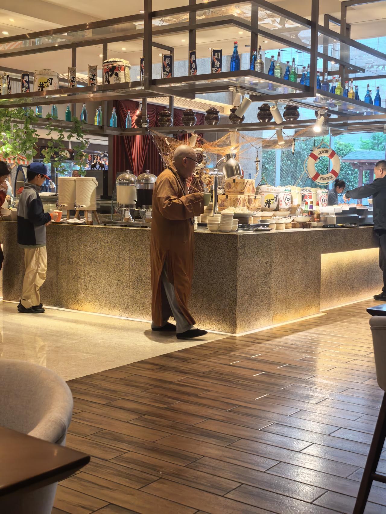 在安顺希尔顿酒店吃自助早餐，看到的这一幕真颠覆了对和尚的认识。和尚已经不是苦行僧