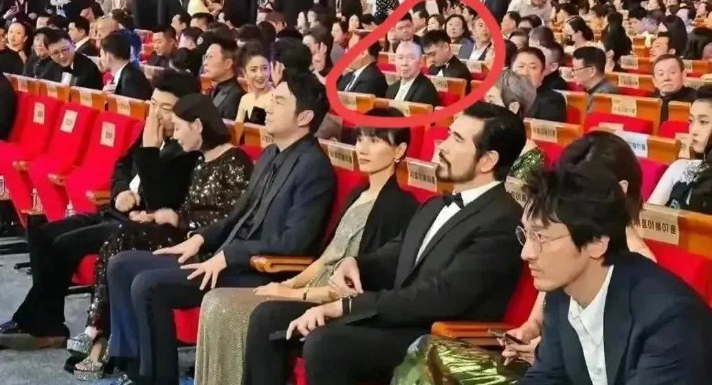 曾经的顶级导演冯小刚，居然也感受到了世态炎凉。当年的辉煌已经难寻，他被安排在金鸡