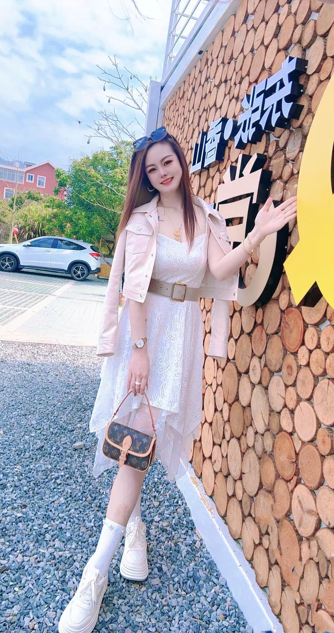 我只爱买衣服爱拍照 我不爱打牌也不爱喝酒 不爱社交 买衣服会让我开心 吃到好吃的