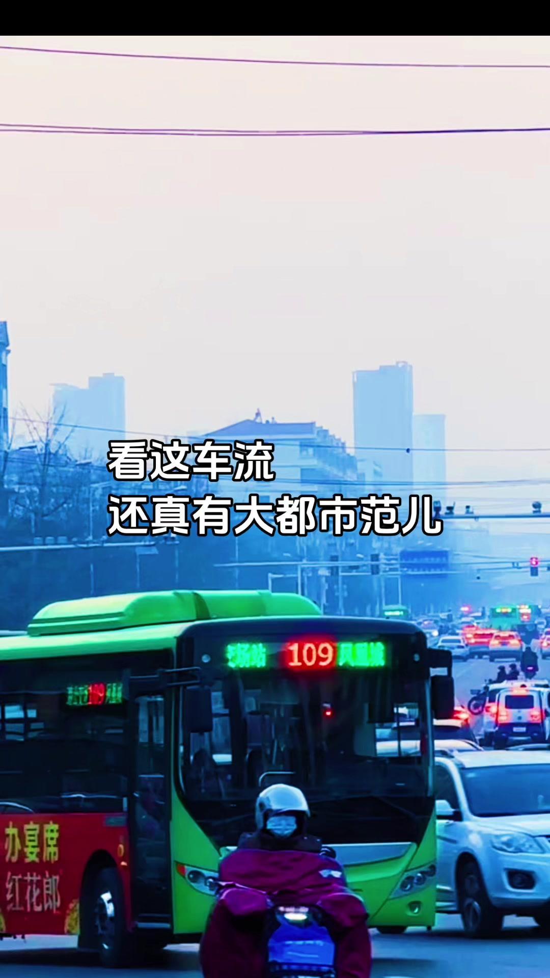 漯河街头藏着“都市感”？🌆漯河这个路口真的绝了！红砖墙配玻璃幕墙，梧桐落叶铺满