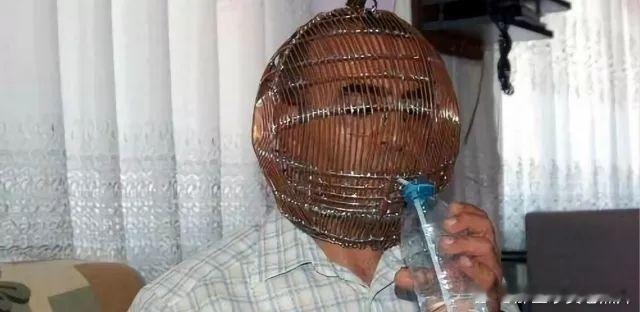 照片中的男子是土耳其的易卜拉欣・于杰尔，2013年在他父亲因肺癌去世后，他下定决