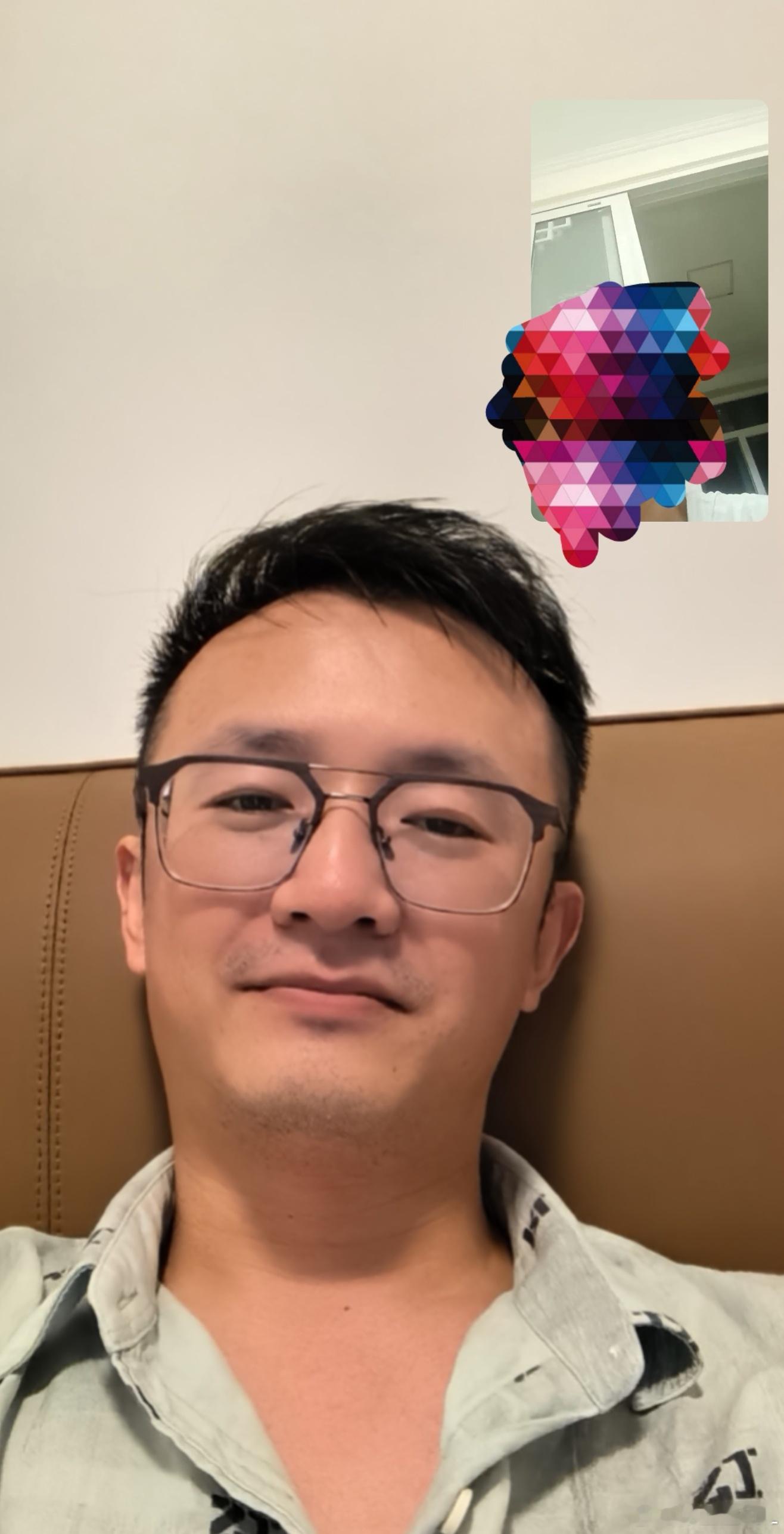 昨晚跟我妈开了个视频会议。我们俩达成了一个共识:目前行业内最顶尖的增程体系，油电
