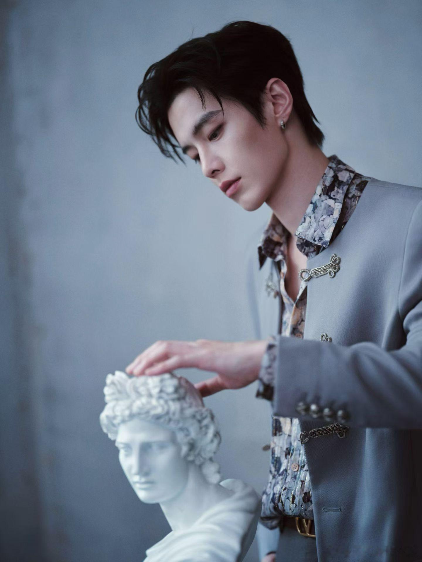 演员何与VALENTINOFW26预览          意式浪漫🦋交扰共振 