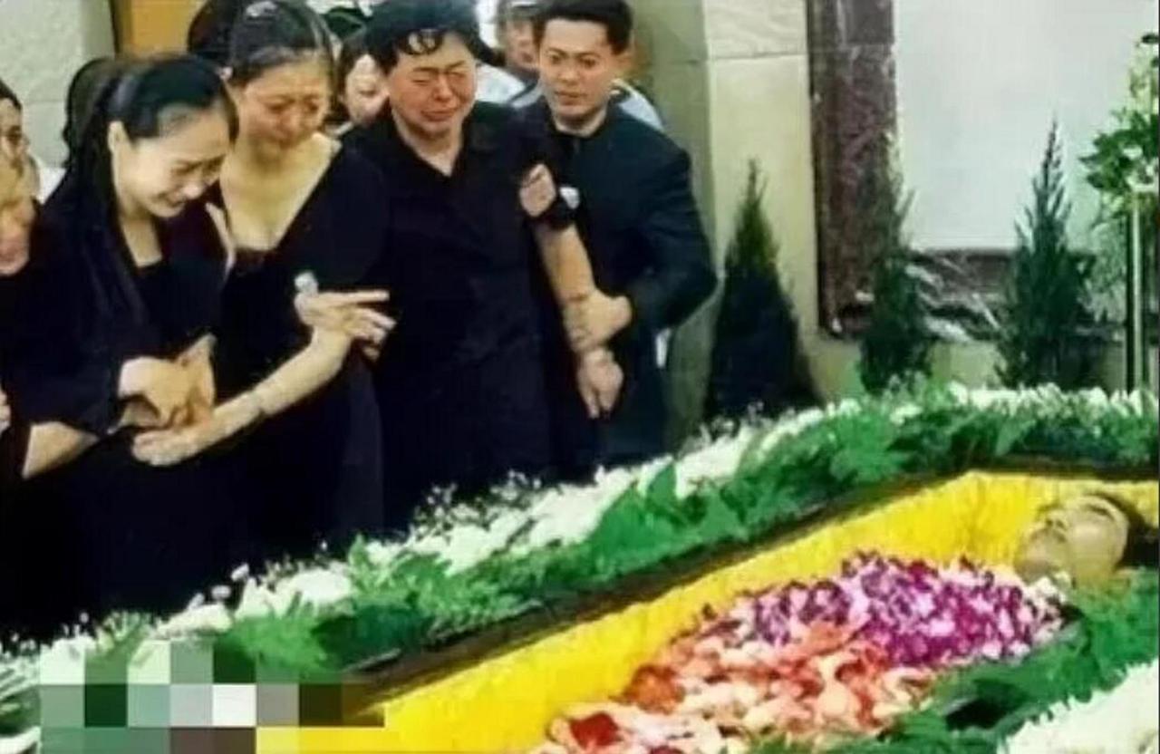 2006年，丛飞告别仪式上，一张罕见的留影，地点在深圳殡仪馆，是丛飞遗体告别仪式
