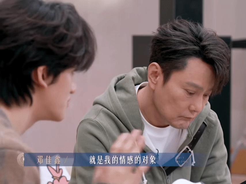 张信哲问邓佳鑫谈过几次恋爱 张信哲教邓佳鑫唱情歌要找寄情对象，结果一句话把人问懵