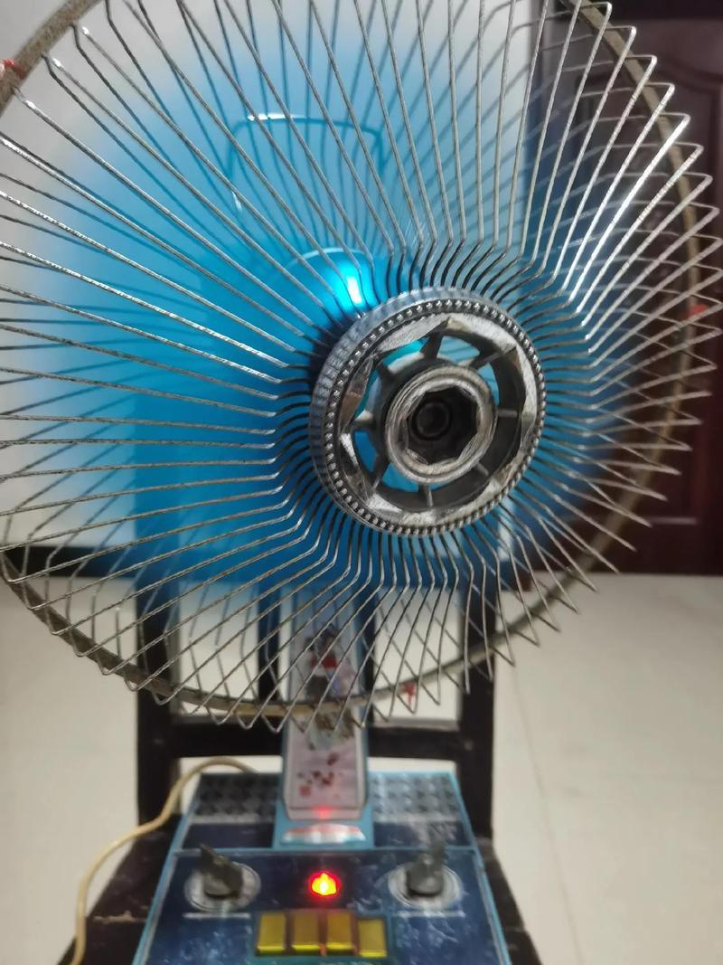 天气一热，又拿出了这台天仙牌的电风扇，几十年了这电风扇仍在为人民服务。80年代初