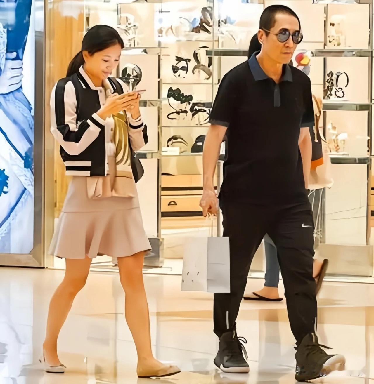 18岁的女人给五十多岁的男人生儿子也不是个个都愿意的。可那是张艺谋，没办法。对于