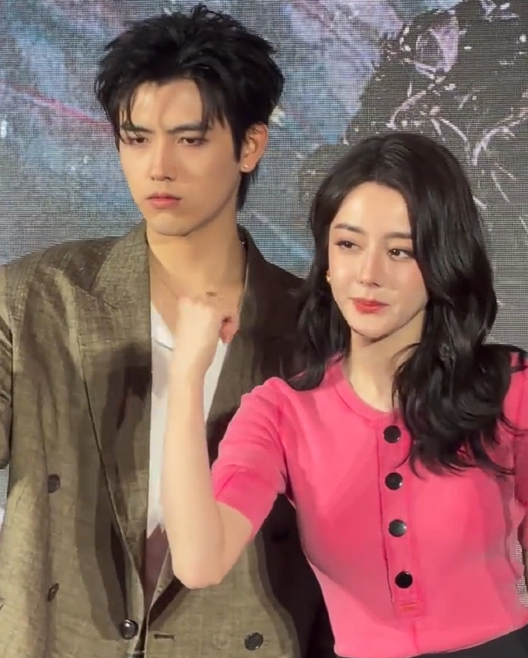 迪丽热巴陈飞宇跳了复仇摇迪丽热巴陈飞宇跳复仇摇迪丽热巴、陈飞宇《白日提灯》现场跳