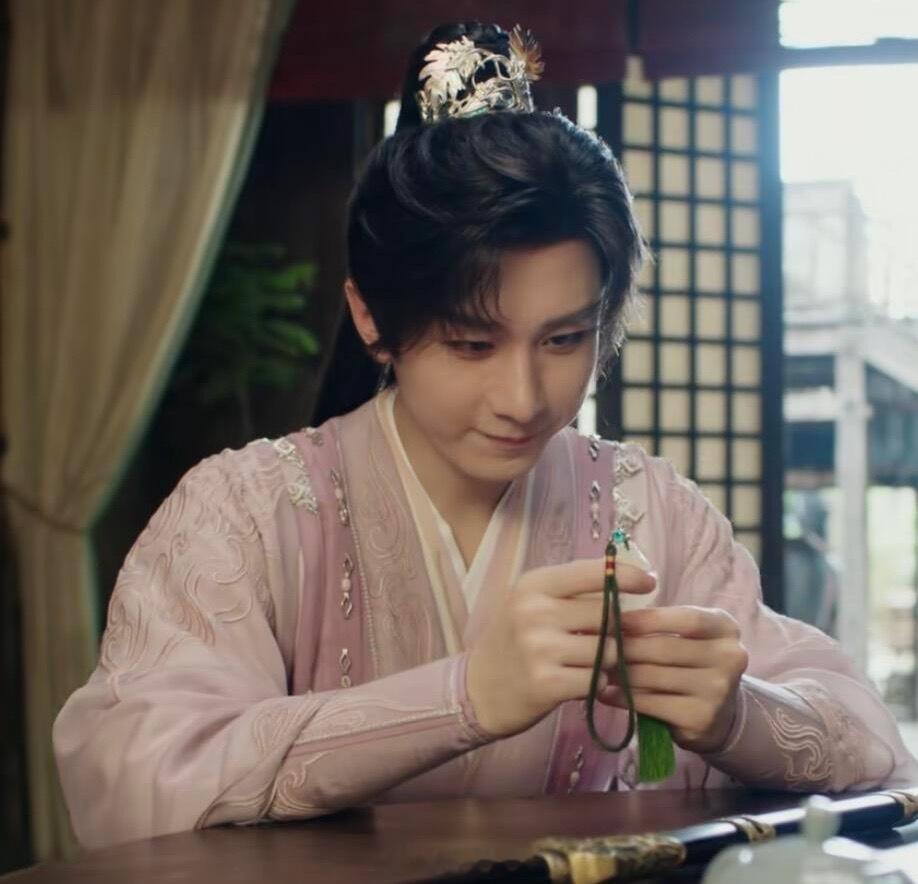 晃剑这里好神气，明明说果然是我写的可爱诙谐自然活人感 配上明艳动人的衣服 好爱成