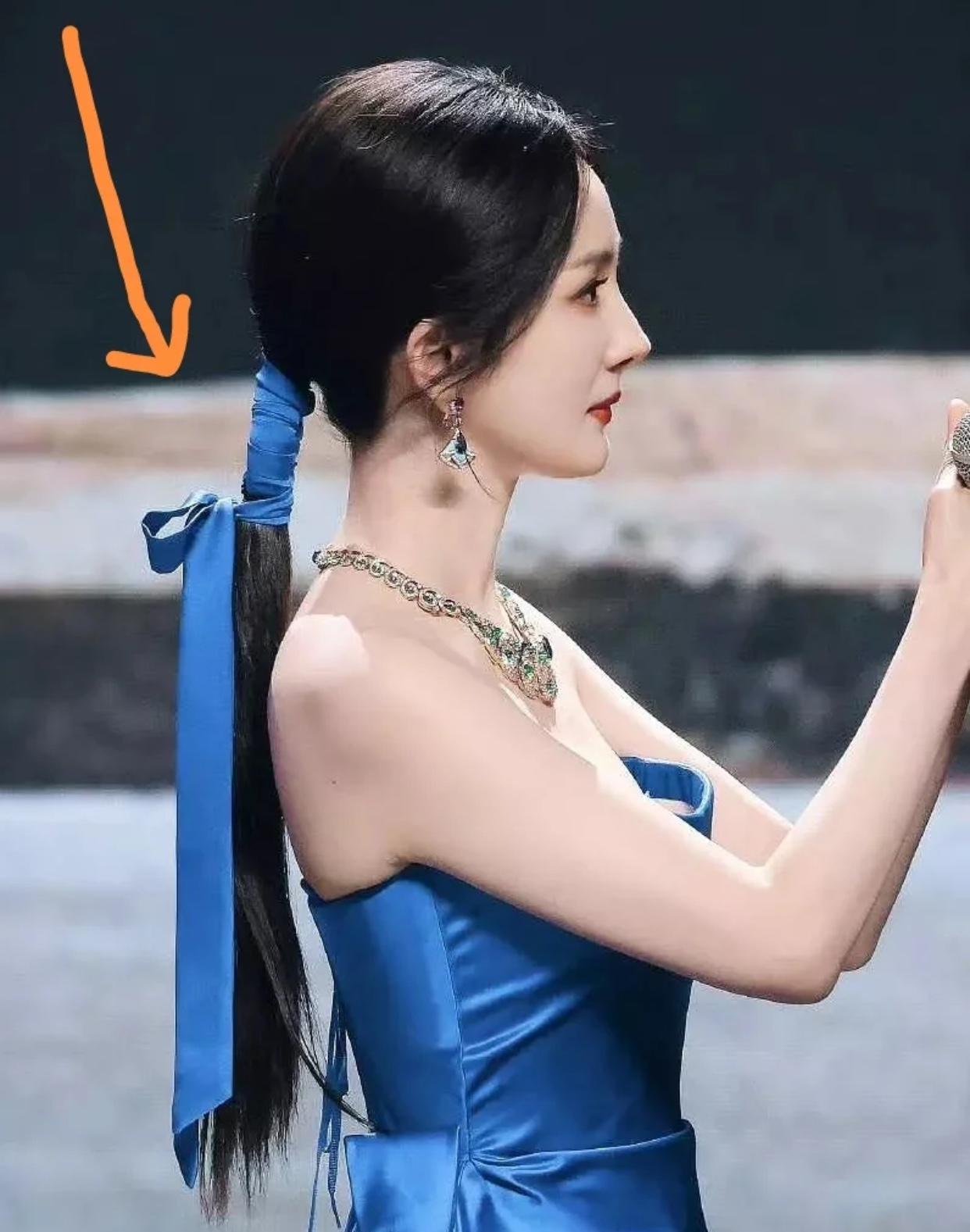 杨幂也是圆头呢，
如果不是嘴稍微有点瘪侧颜真的无敌，
这应该是没戴假发片吧，
看