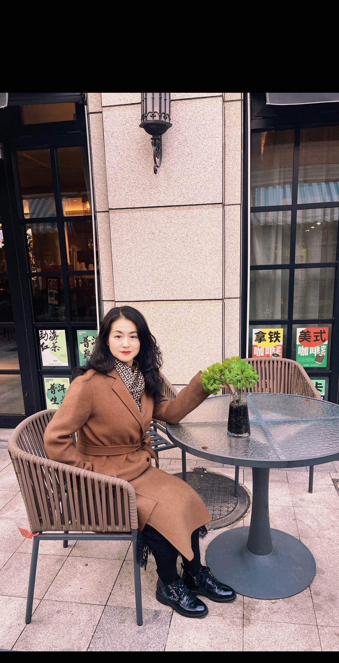感恩遇见，感恩身边的每一位朋友，让我们以知足的心去体察和珍惜身边的人、事、物；感