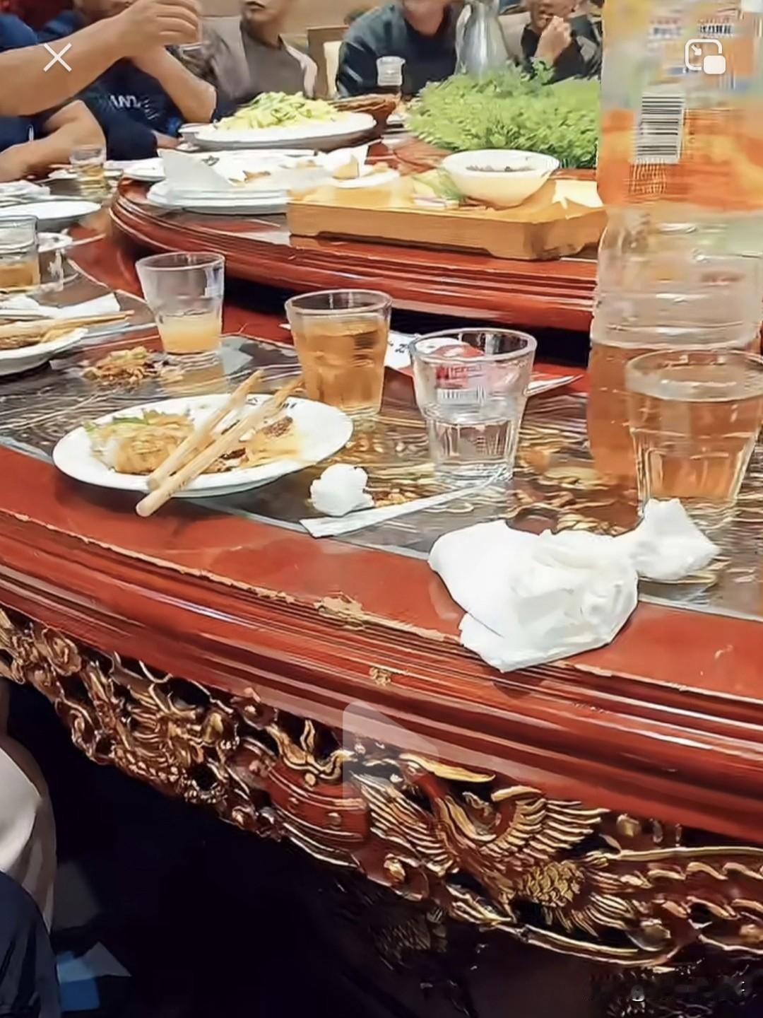 请教大家一个问题，出去吃饭是不是应该组局的人买单？之所以问这个问题，是因为今天有