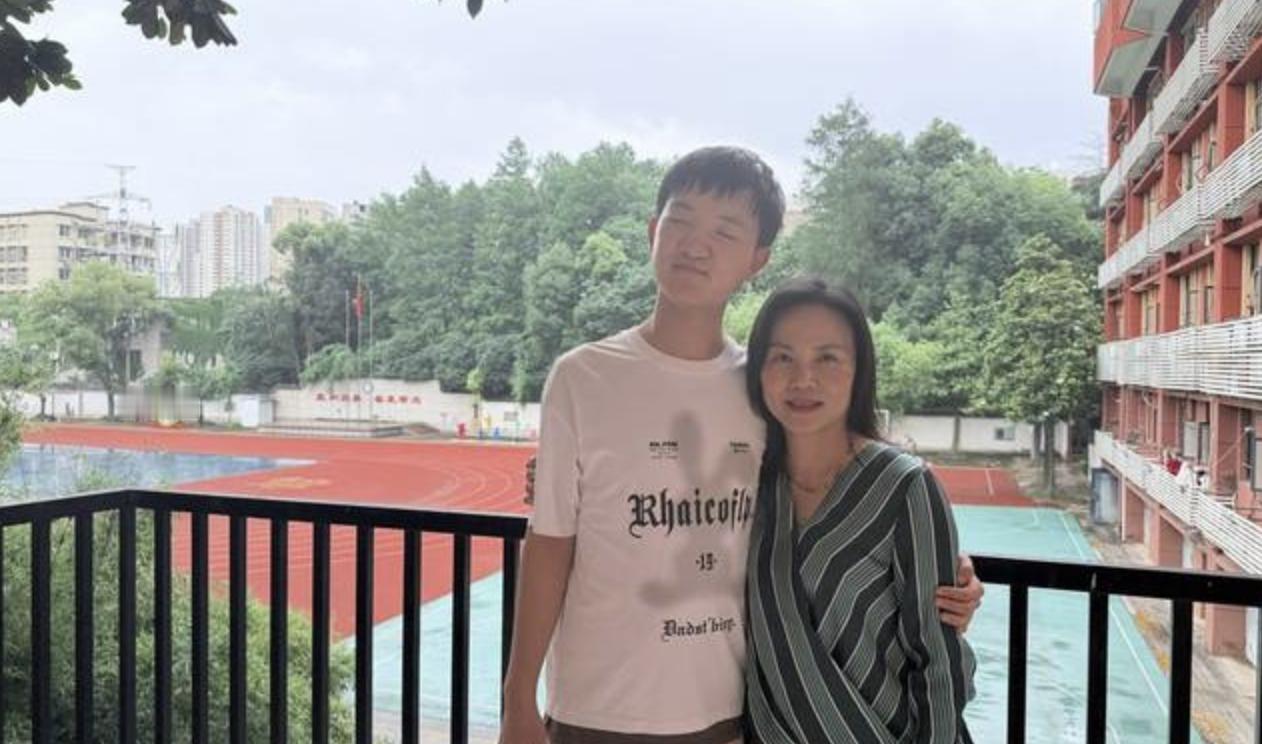 失明男孩高考考721分打脸所有人。12年前那个被陌生女人伤害致盲的6岁男孩郭斌，