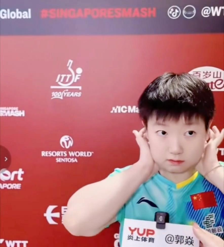 孙颖莎翘起兰花指擦汗好萌萌的擦汗姿势啊 