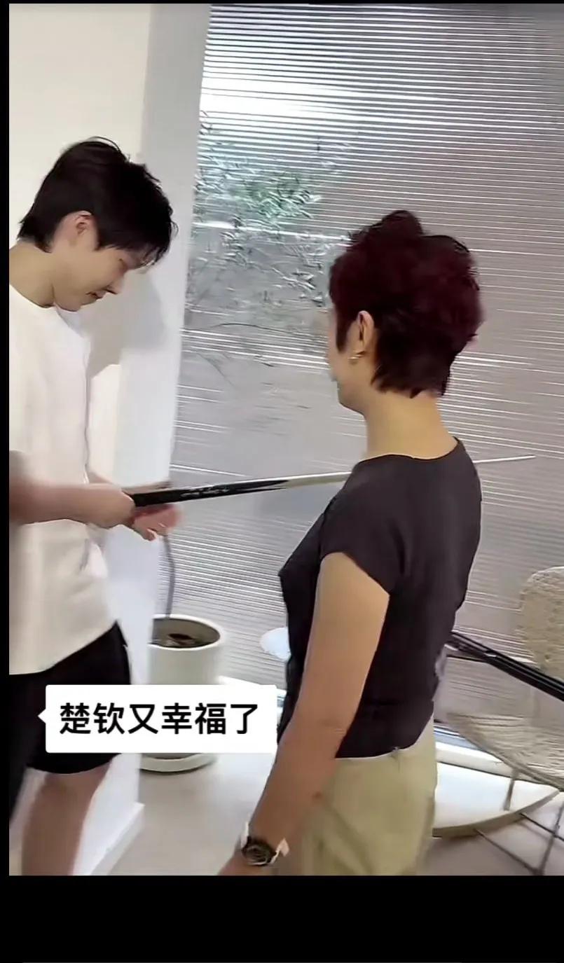 奥沙利文亲签耶～ 哥 又幸福了呢，楚饮，看见球杆高兴乐的开心，给他高兴的，笑的合