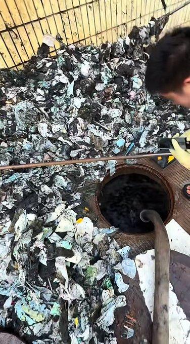 疏通师傅清理管网时，在不少高校、企业女厕下水道，挖出大量堆积的废弃卫生巾。
层层
