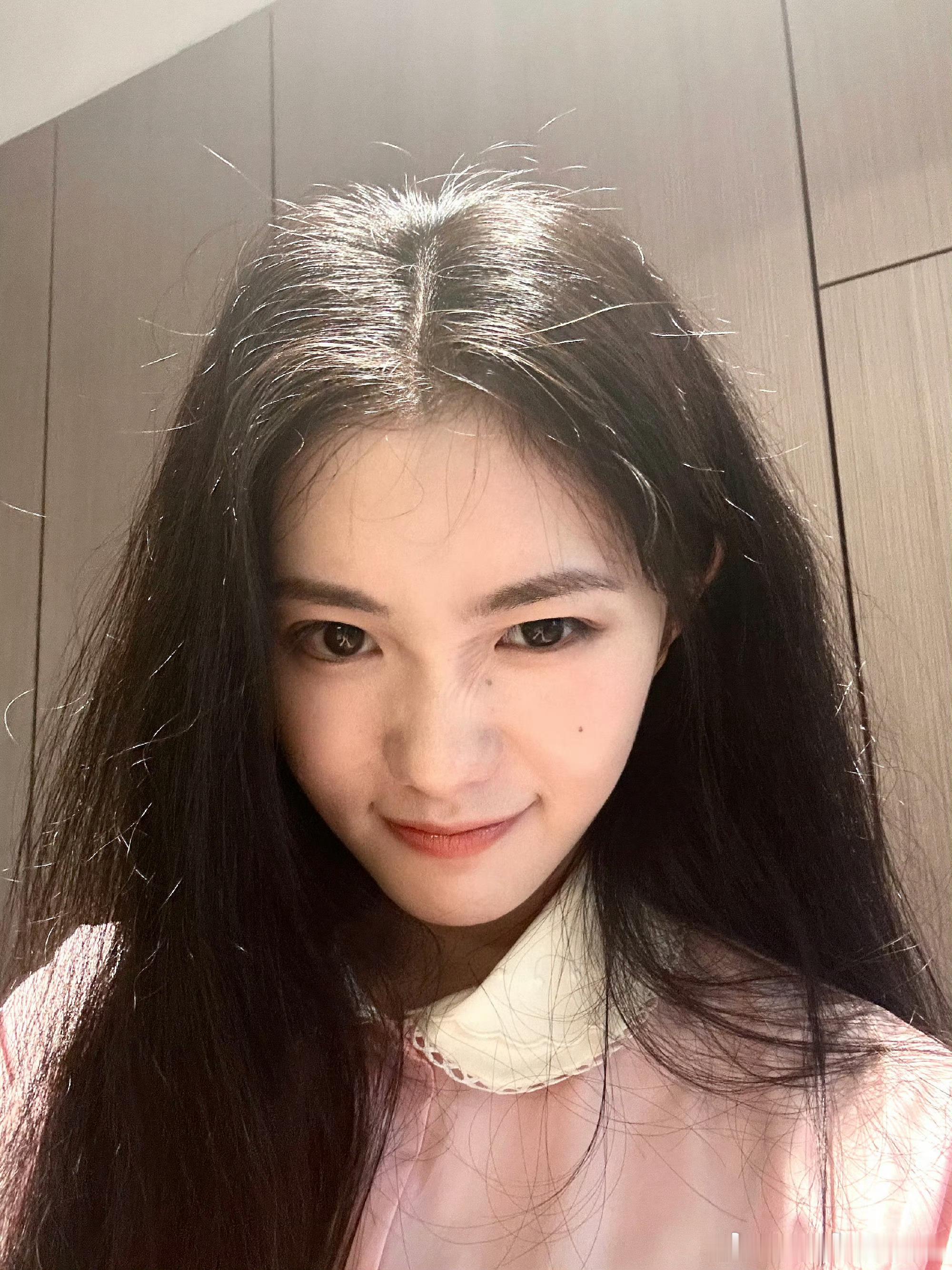 刘浩存这组炸毛四宫格灵动又鲜活，软乎乎的小表情娇俏可爱，简直就是一只炸毛小猫～ 