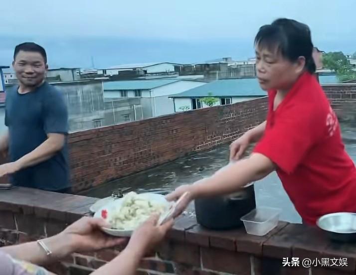 灾难无情、人间有爱。
一碗热腾腾的米饭展现出邻里之间面对灾害时的友爱。

近日突