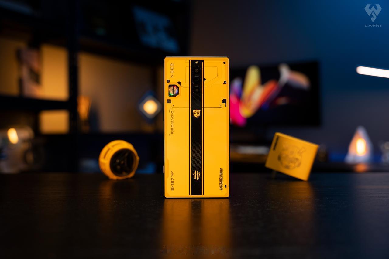 红魔 & 变形金刚大黄蜂联名产品图赏
红魔8S Pro+大黄蜂超能勇士典藏版、红