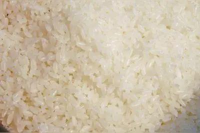 人造大米的剖析一一
大米可人造，是一个新鲜事！
大米可人造；鸡蛋可人造！
看来人