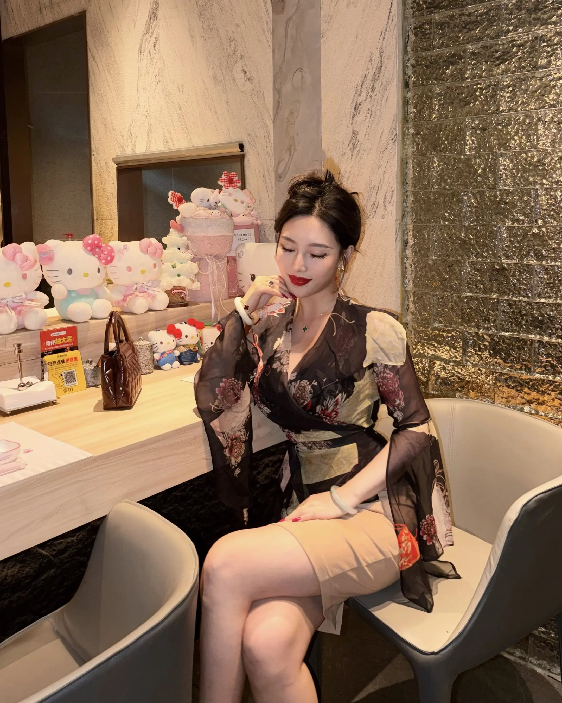 花心顶有何人捻，晕晕如娇靥