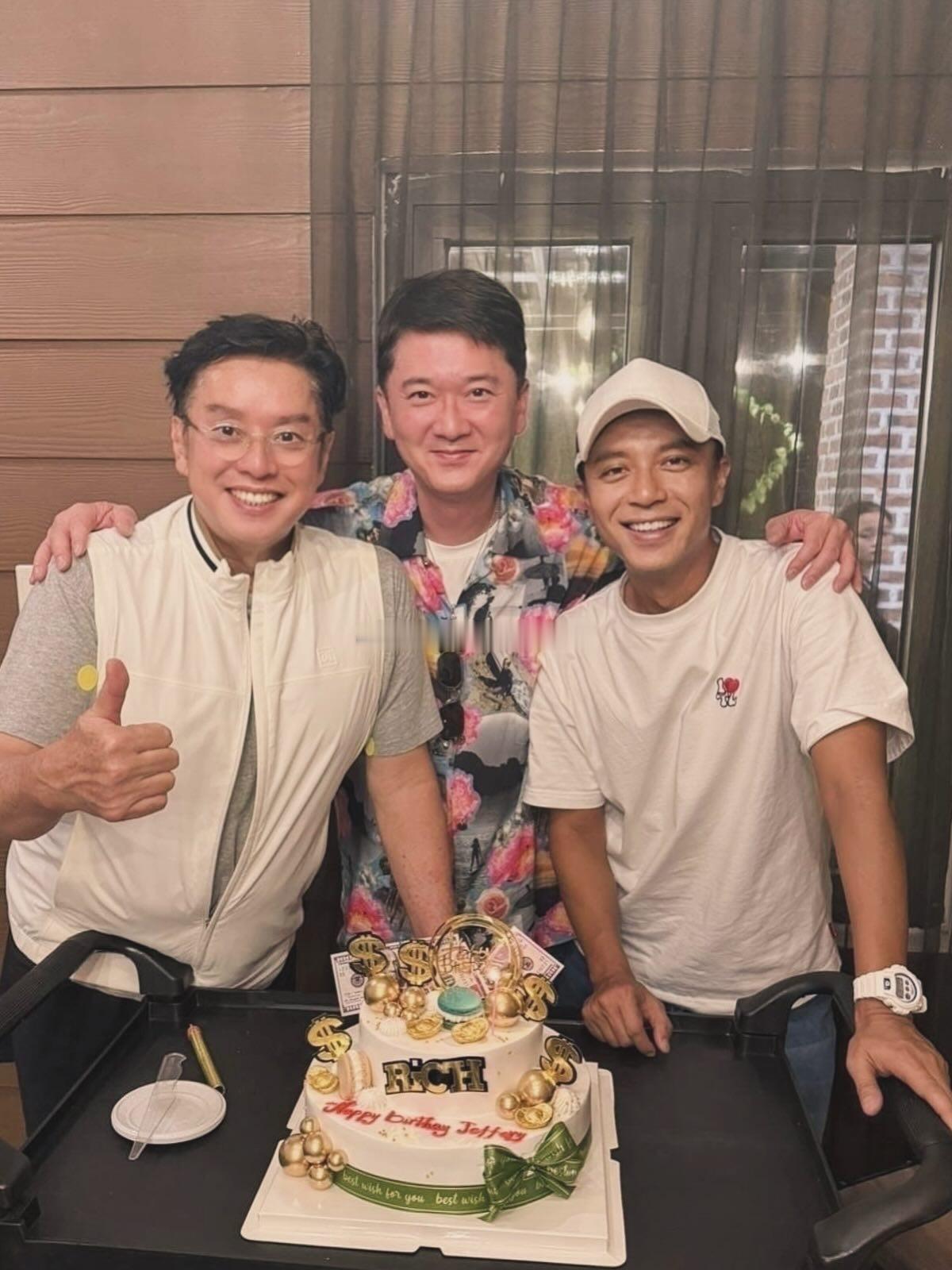 谭咏麟和李克勤给好友庆祝生日 ​​​