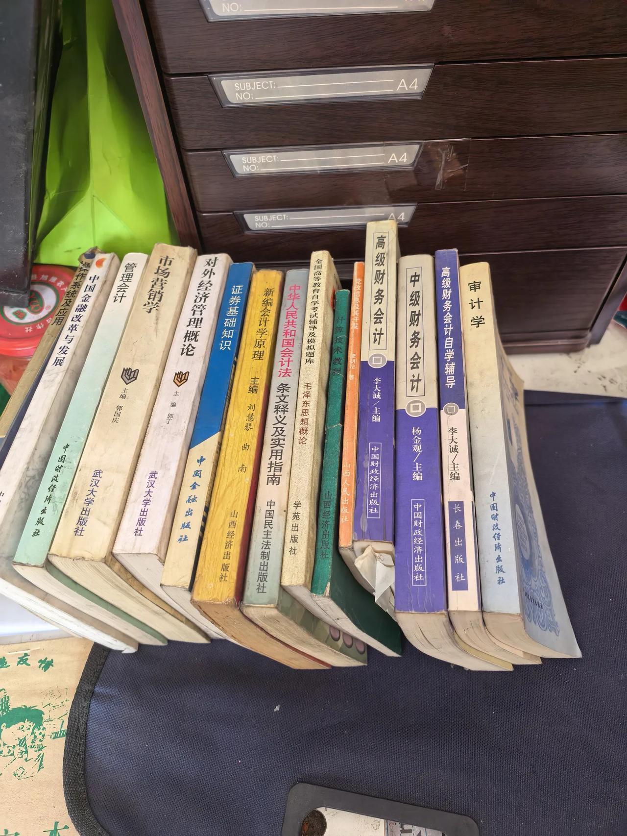 当年参加自学考试时，曾经是三更灯火五更鸡，正是男儿犯愁时。
       那时候
