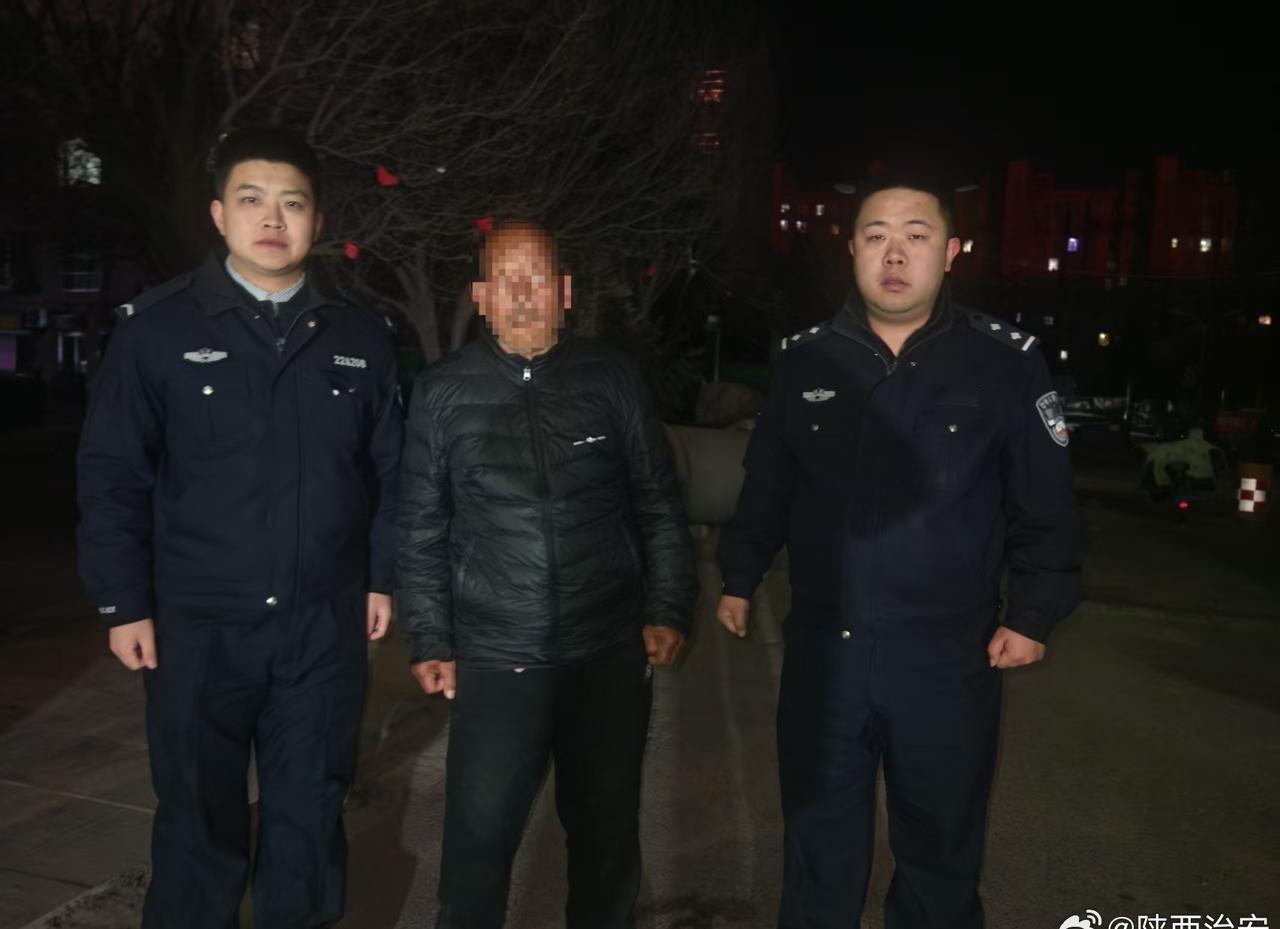 【帮助走失老人找到家人】近日，渭南合阳县公安局金水派出所民警深夜帮助迷路老人找到