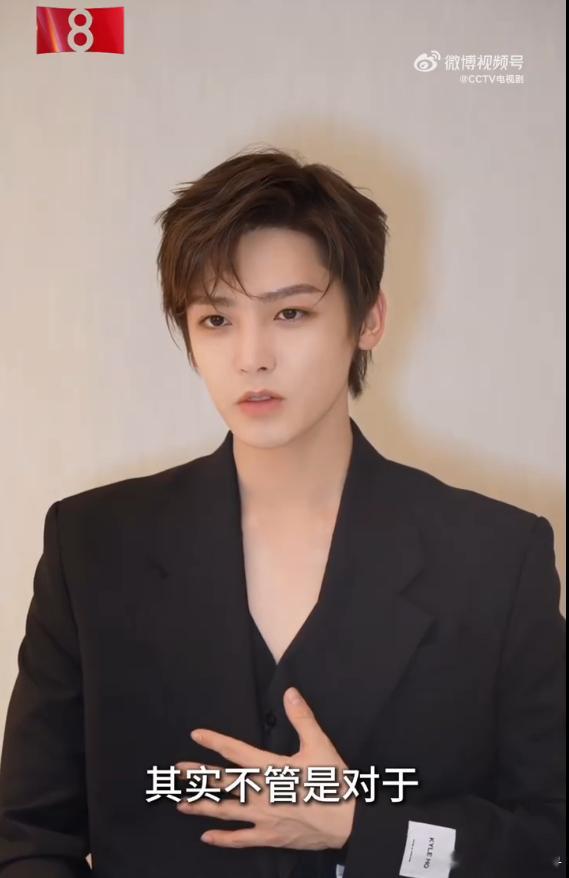 侯明昊谈出演入青云  面对古风小生表情包出圈，侯明昊直言自己也在用，还夸网友做的