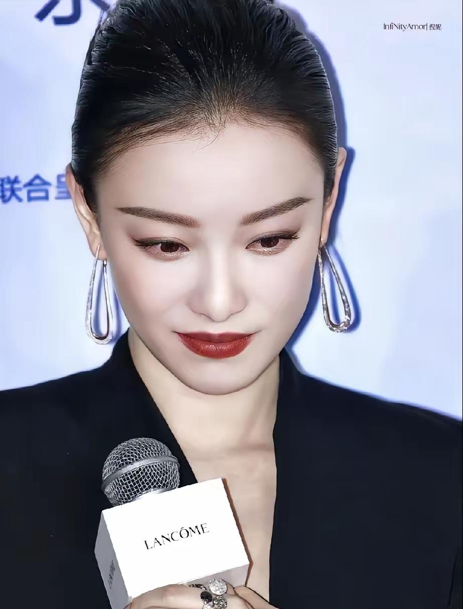 倪妮这脸，内娱真抄不来
面相这玩意邪乎😮
倪妮的脸，没人复刻得了
刚出道就炸