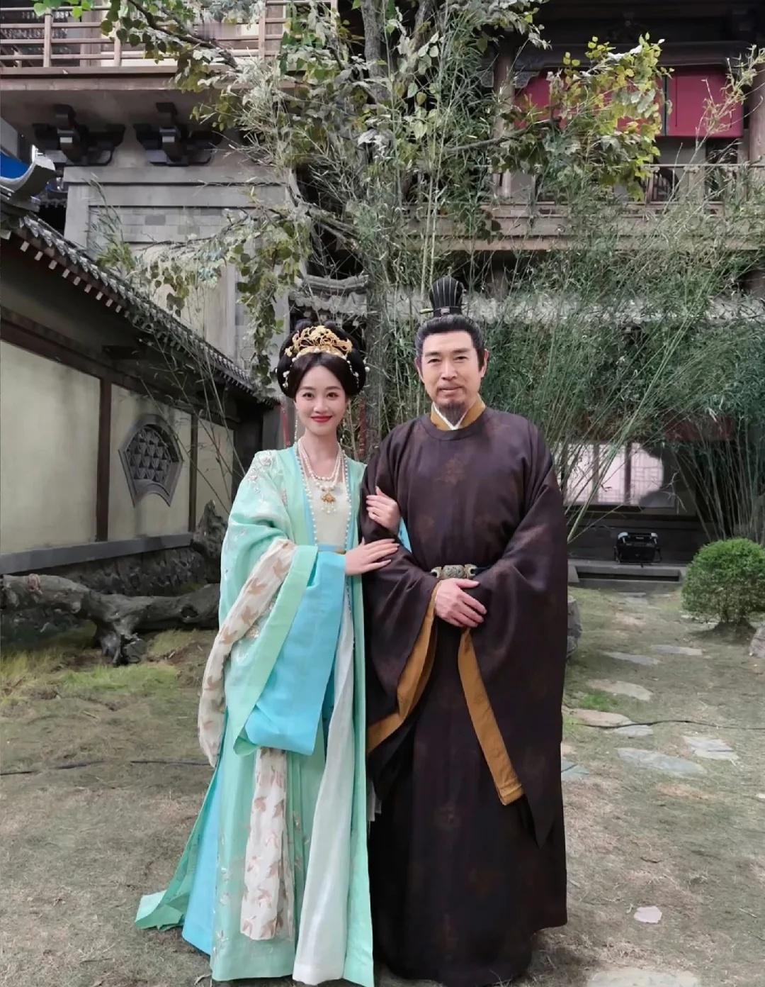如果浣碧被当二小姐养，大概是这样吧
二小姐浣碧和父亲甄远道站在一起梦回甄嬛传甄嬛