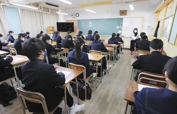 女高中生查体全裸上半身，但不配女大夫，这事儿发生在日本一点也不奇怪。

近日有日