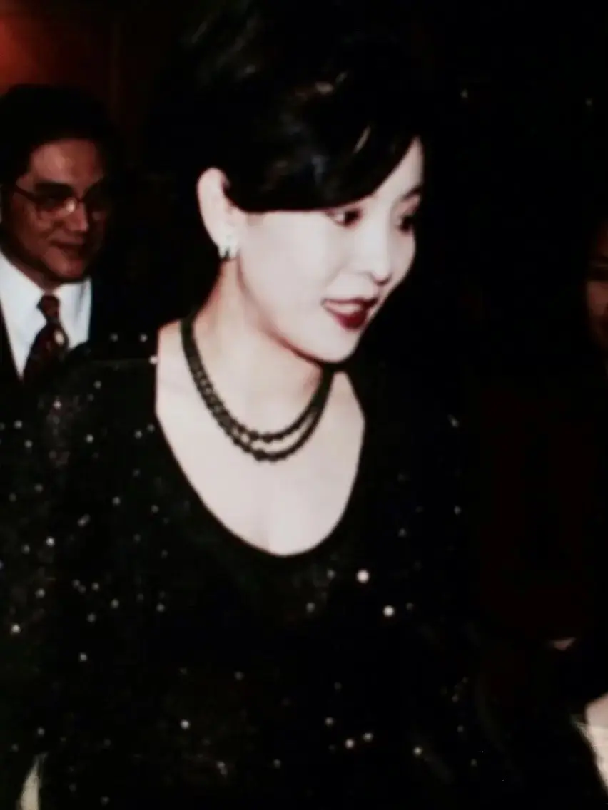 向太透露为何结婚45年未举办婚礼，年轻时忙着创业一直没有举办，这始终是...