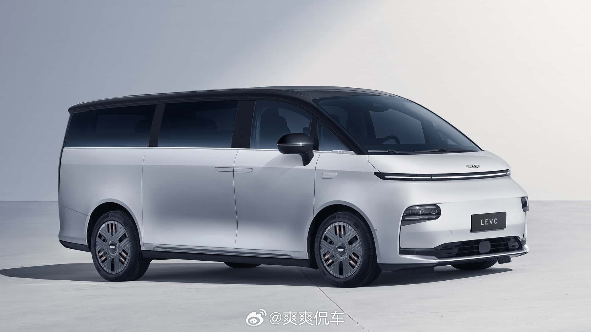 伦敦电动汽车公司（LEVC）。LEVC由吉利控股，同时这家制造商也拥有莲花、沃尔