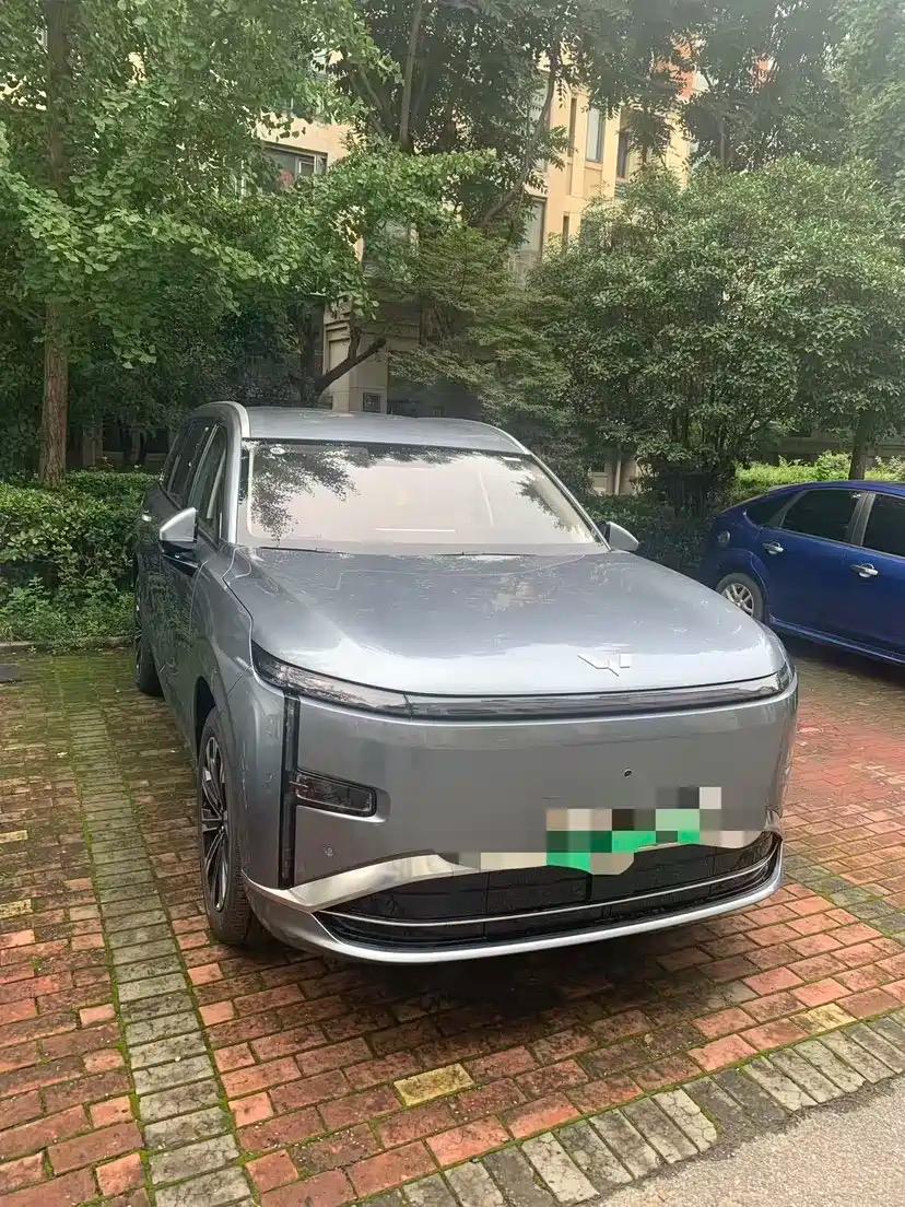 很多新手不敢碰大车，怕驾驭不了、停车困难。
星光低速转向轻盈，电门刹车线性平顺，
